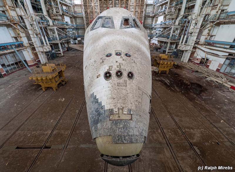 
        
            Fotógrafo encontra ônibus espacial em hangar
        
    