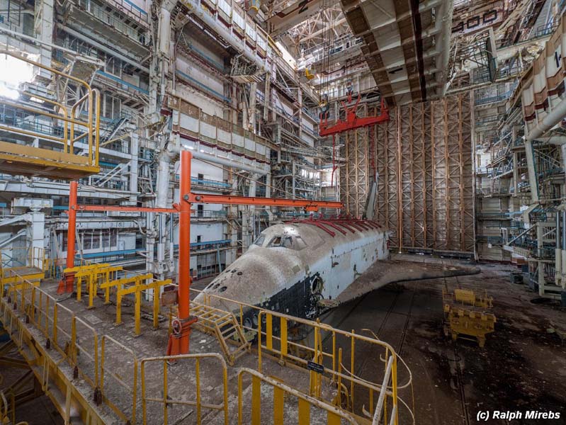 
        
            Fotógrafo encontra ônibus espacial em hangar
        
    