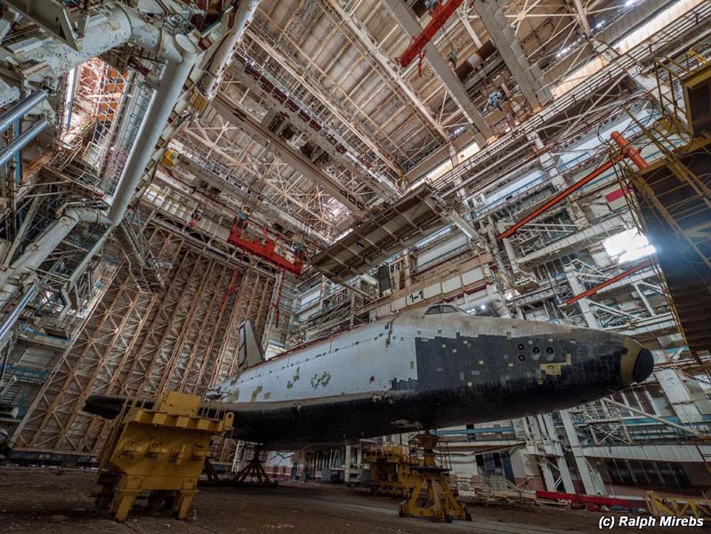 
        
            Fotógrafo encontra ônibus espacial em hangar
        
    