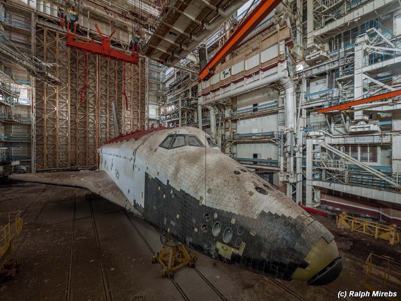 
        
            Fotógrafo encontra ônibus espacial em hangar
        
    