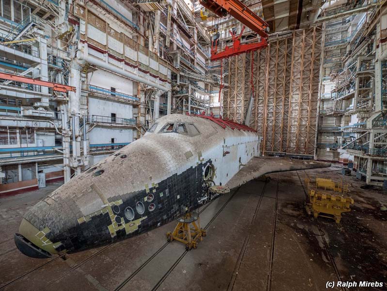 
        
            Fotógrafo encontra ônibus espacial em hangar
        
    