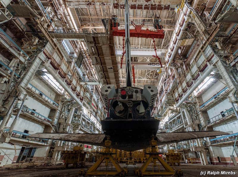 
        
            Fotógrafo encontra ônibus espacial em hangar
        
    