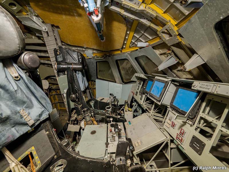 
        
            Fotógrafo encontra ônibus espacial em hangar
        
    
