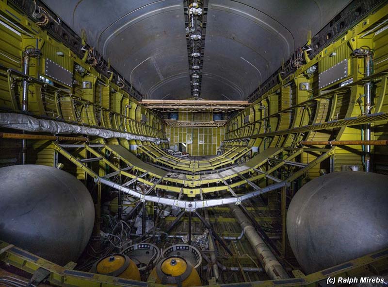 
        
            Fotógrafo encontra ônibus espacial em hangar
        
    