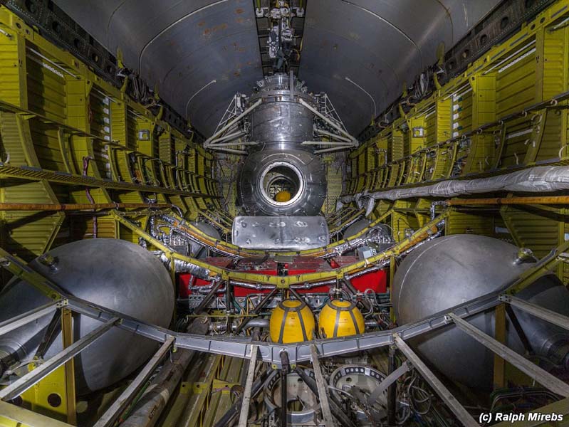 
        
            Fotógrafo encontra ônibus espacial em hangar
        
    