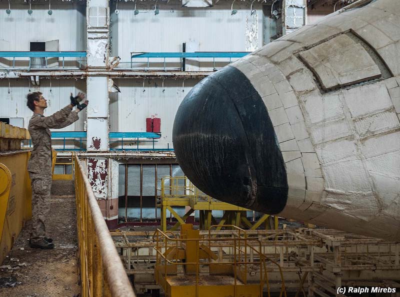 
        
            Fotógrafo encontra ônibus espacial em hangar
        
    