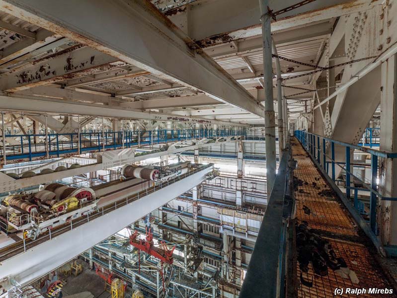 
        
            Fotógrafo encontra ônibus espacial em hangar
        
    