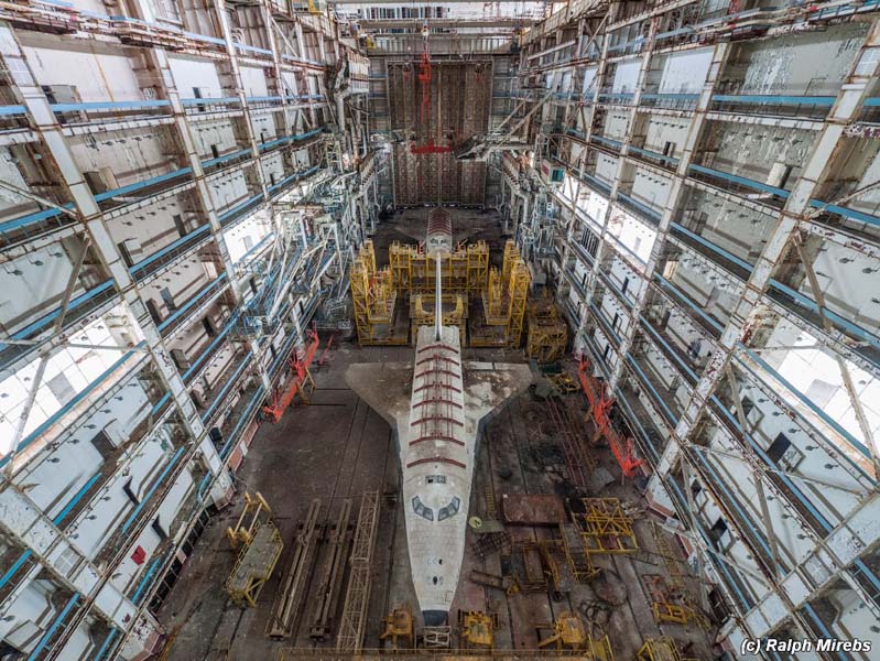 
        
            Fotógrafo encontra ônibus espacial em hangar
        
    