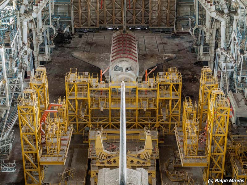 
        
            Fotógrafo encontra ônibus espacial em hangar
        
    