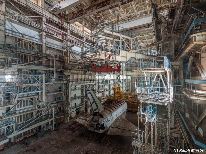 
        
            Fotógrafo encontra ônibus espacial em hangar
        
    