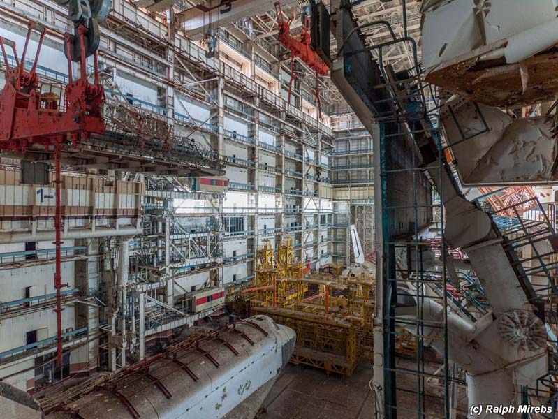 
        
            Fotógrafo encontra ônibus espacial em hangar
        
    