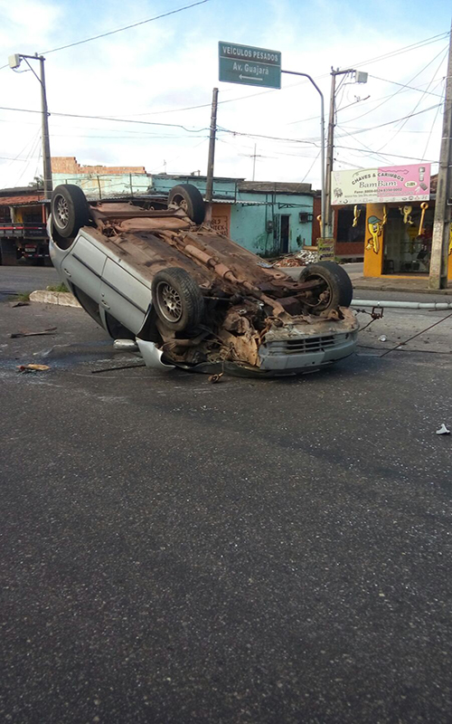
        
            Veículo bate em poste e capota
        
    