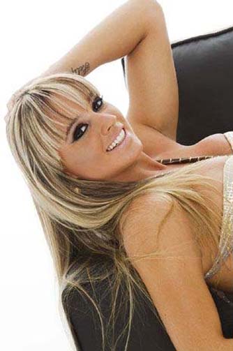
        
            Panicat Juju contracena consigo mesma em fotos
        
    