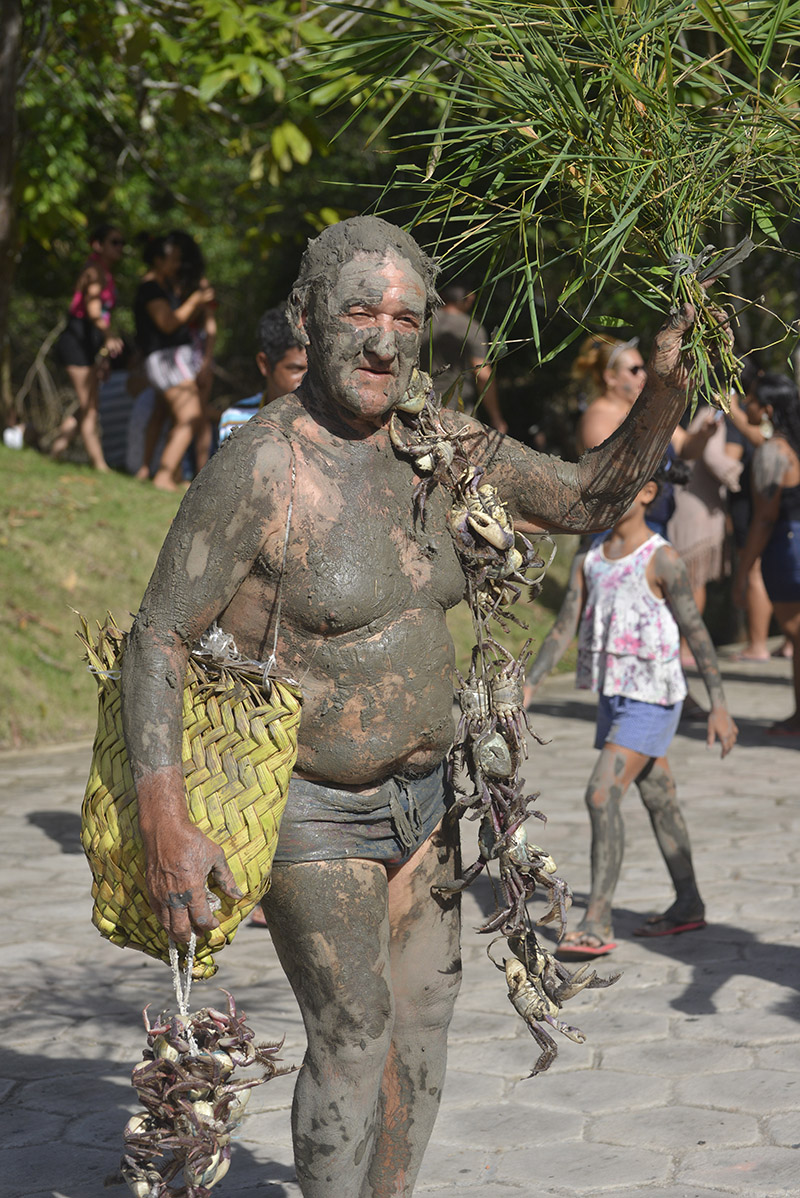 
        
            No Pretinhos do Mangue, abadá é a lama
        
    