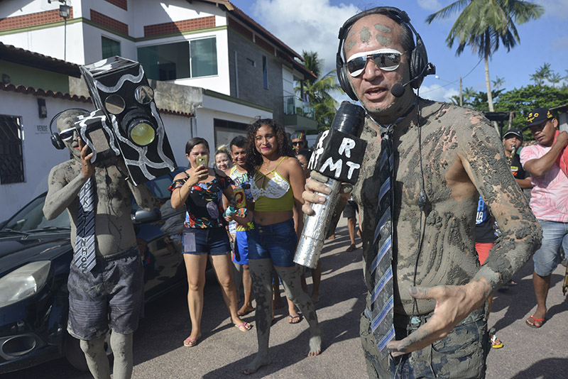 
        
            No Pretinhos do Mangue, abadá é a lama
        
    