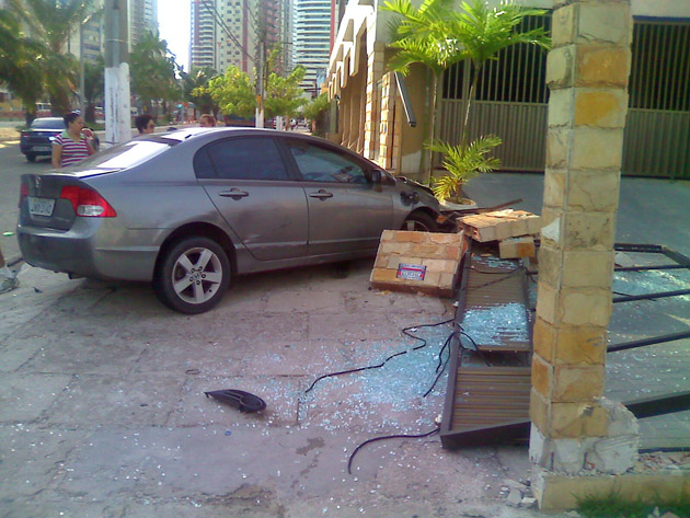 
        
            Carro se choca com portão de residencial na Doca
        
    