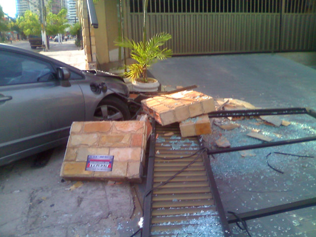 
        
            Carro se choca com portão de residencial na Doca
        
    
