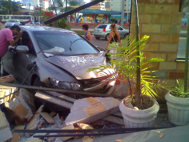 
        
            Carro se choca com portão de residencial na Doca
        
    