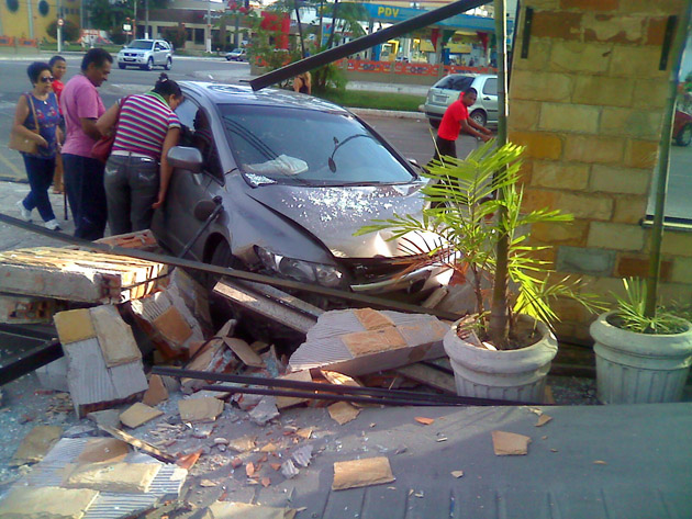 
        
            Carro se choca com portão de residencial na Doca
        
    