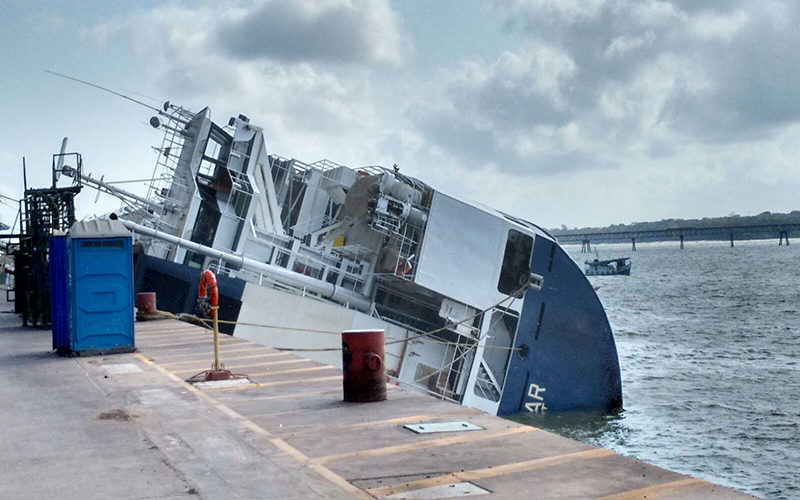
        
            Após acidente, navio afunda em Vila do Conde
        
    