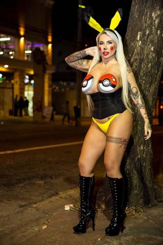 
        
            Sabrina Boing Boing se veste de Pikachu para ser capturada
        
    