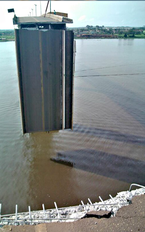 
        
            Balsa colide com pilar de ponte da Alça Viária
        
    