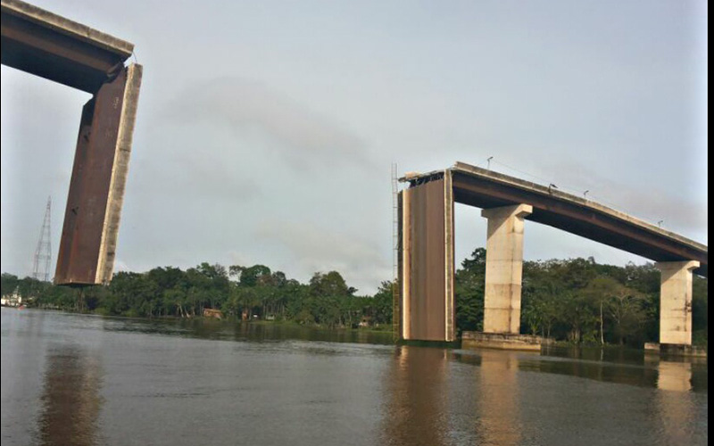 
        
            Balsa colide com pilar de ponte da Alça Viária
        
    