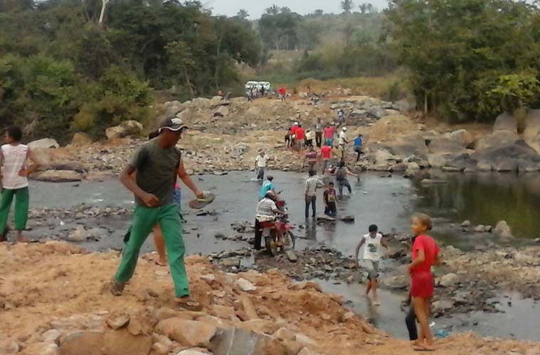 
        
             Ponte desaba novamente na Transamazônica
        
    
