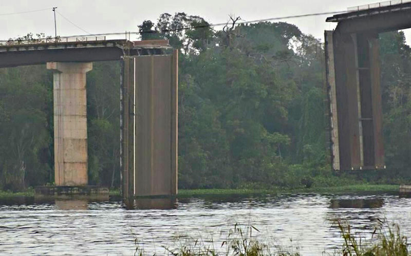 
        
            Balsa colide com pilar de ponte da Alça Viária
        
    