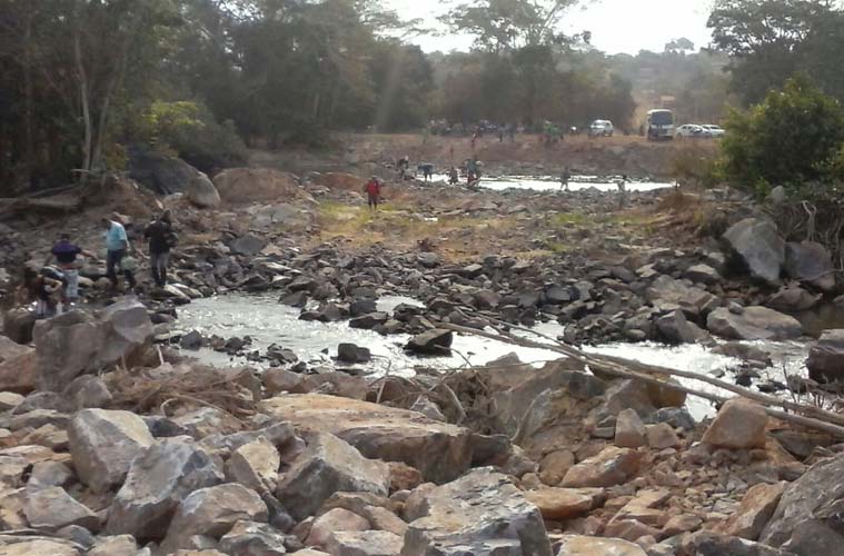 
        
             Ponte desaba novamente na Transamazônica
        
    