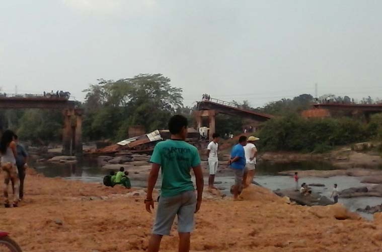 
        
             Ponte desaba novamente na Transamazônica
        
    
