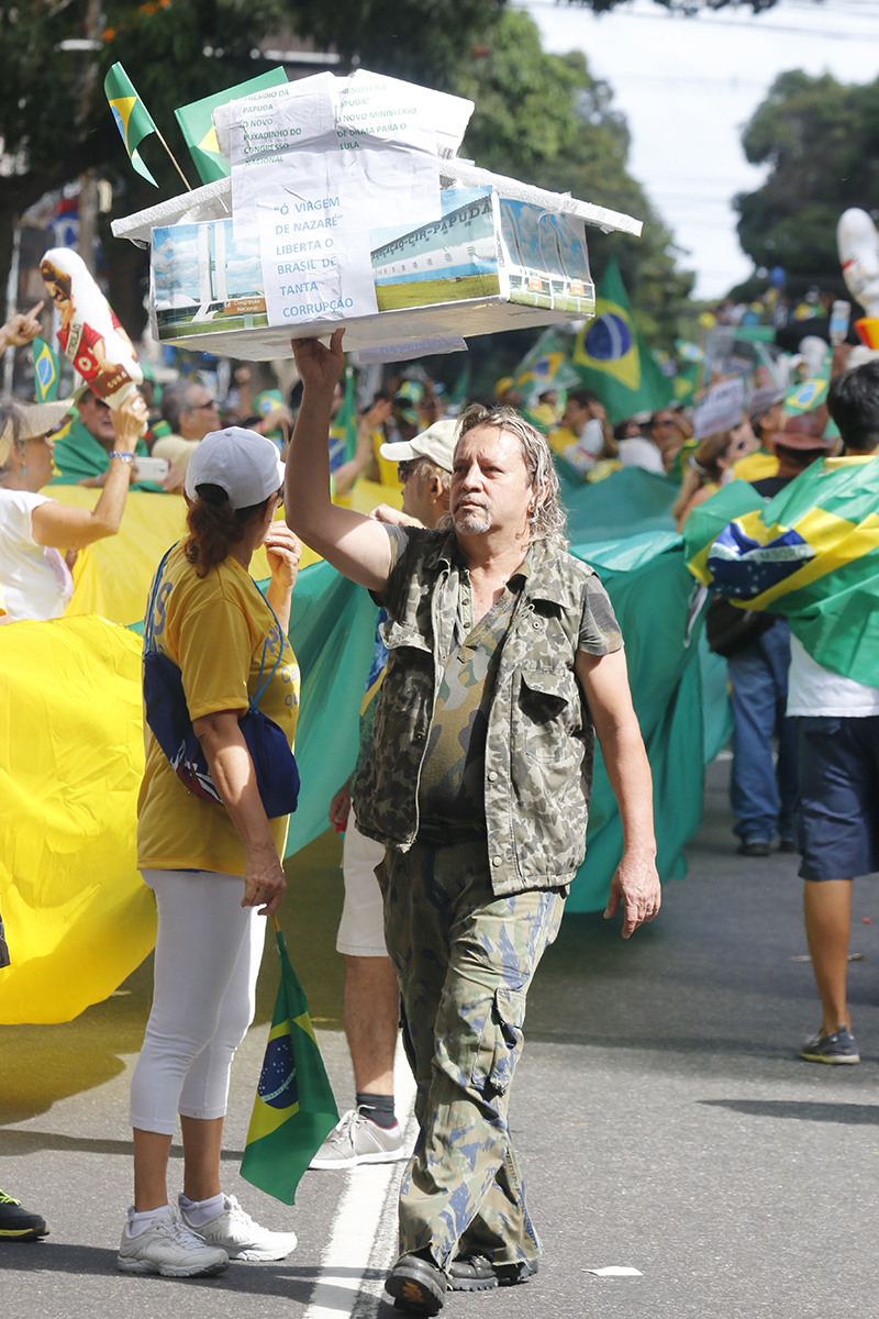 
        
            Manifestação reúne cerca de 50 mil em Belém
        
    