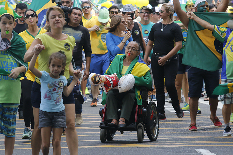 
        
            Manifestação reúne cerca de 50 mil em Belém
        
    