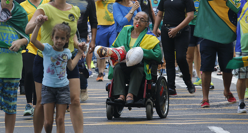 
        
            Manifestação reúne cerca de 50 mil em Belém
        
    