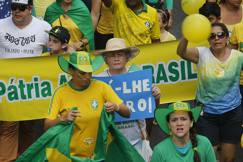 
        
            Manifestação reúne cerca de 50 mil em Belém
        
    
