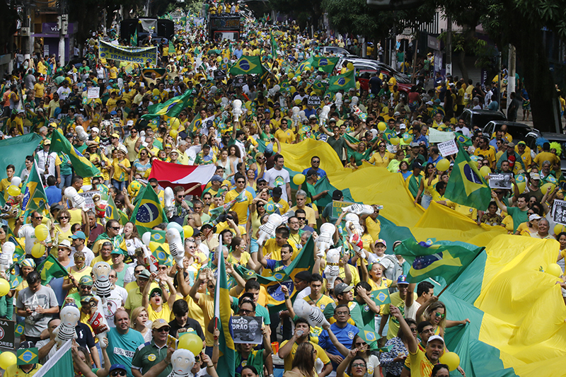 
        
            Manifestação reúne cerca de 50 mil em Belém
        
    