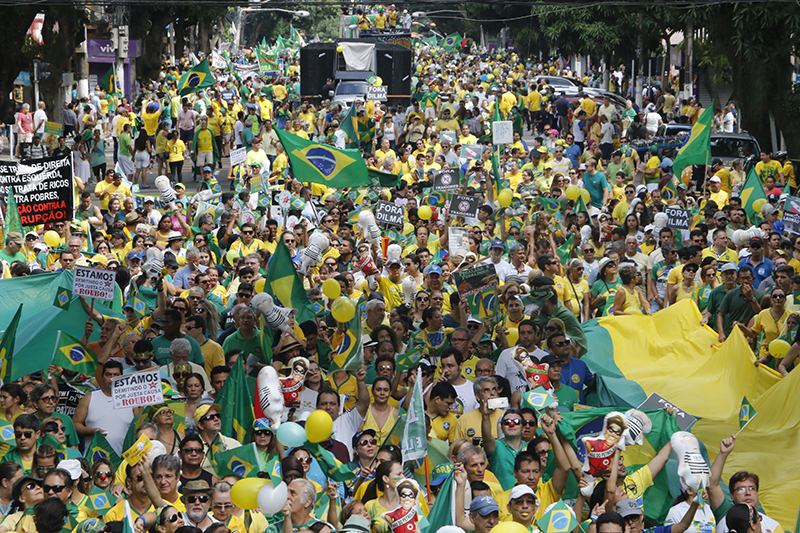 
        
            Manifestação reúne cerca de 50 mil em Belém
        
    