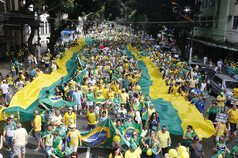 
        
            Manifestação reúne cerca de 50 mil em Belém
        
    