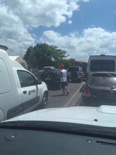 
        
             Manifestantes interditam a BR-316
        
    