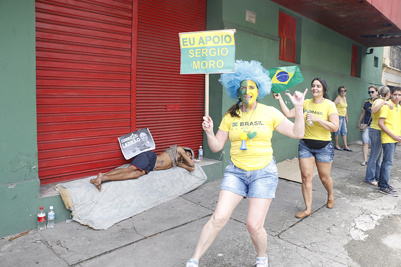 
        
            Manifestação reúne cerca de 50 mil em Belém
        
    