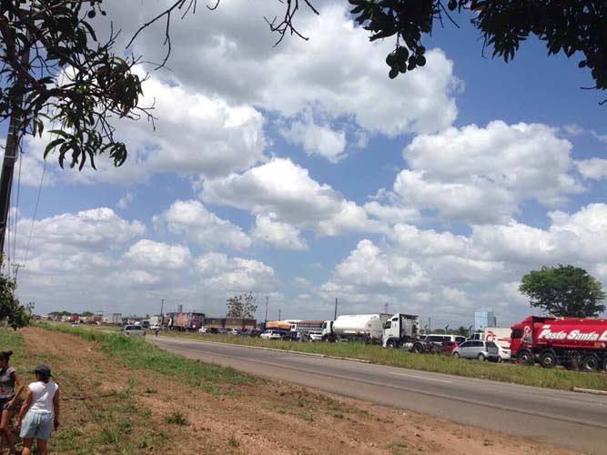 
        
             Manifestantes interditam a BR-316
        
    
