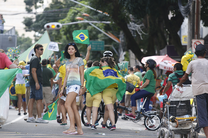 
        
            Manifestação reúne cerca de 50 mil em Belém
        
    
