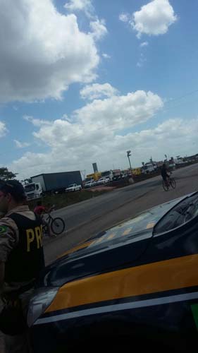 
        
             Manifestantes interditam a BR-316
        
    