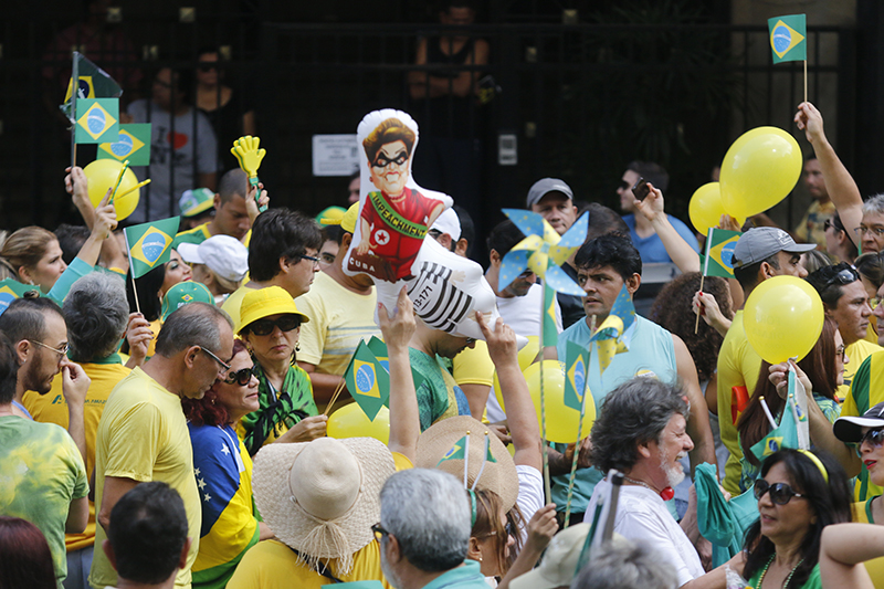 
        
            Manifestação reúne cerca de 50 mil em Belém
        
    