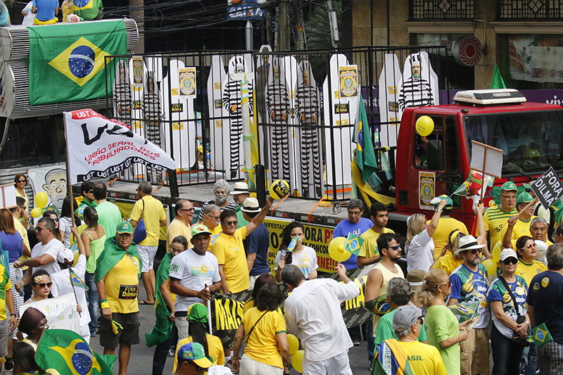 
        
            Manifestação reúne cerca de 50 mil em Belém
        
    