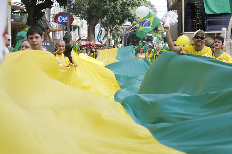 
        
            Manifestação reúne cerca de 50 mil em Belém
        
    