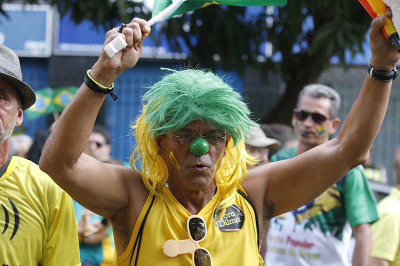 
        
            Manifestação reúne cerca de 50 mil em Belém
        
    