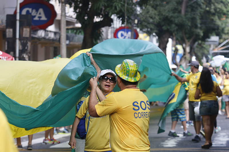 
        
            Manifestação reúne cerca de 50 mil em Belém
        
    