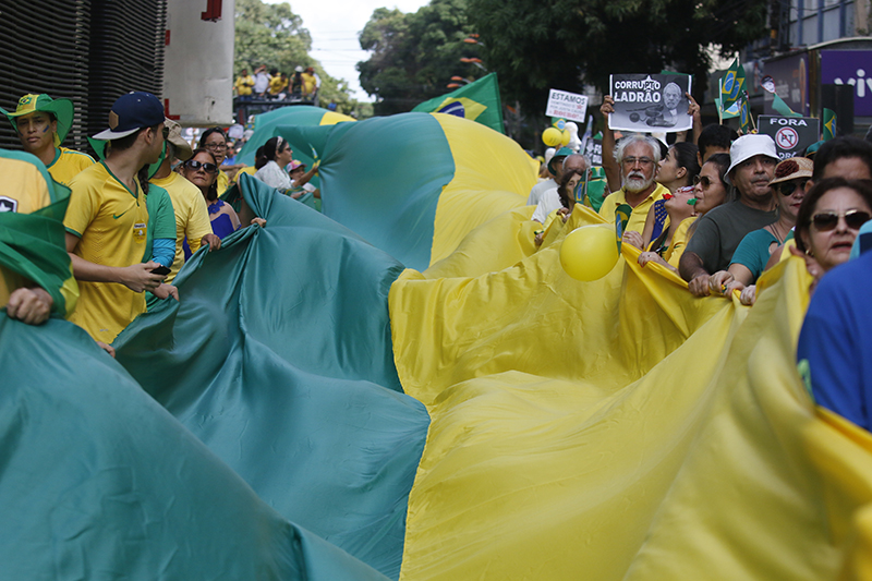 
        
            Manifestação reúne cerca de 50 mil em Belém
        
    