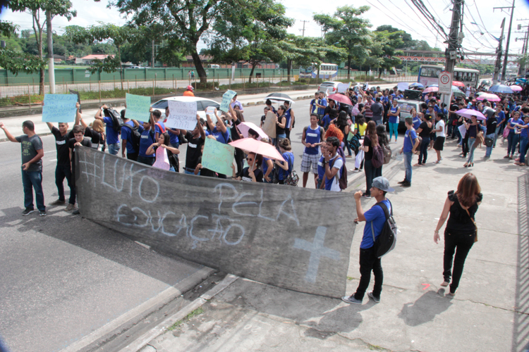 
        
            Manifestação reúne cerca de 50 mil em Belém
        
    